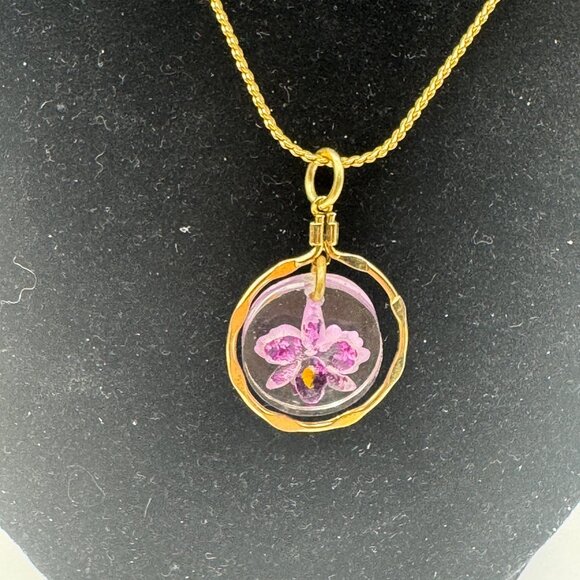 Round Handpainted Carved Purple Flower Gold Pendant Necklace Chain Delicate - Picture 1 of 3